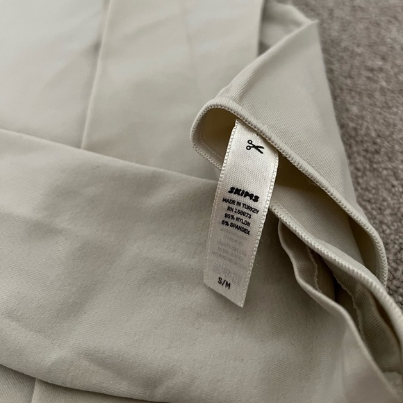 SKIMS ESSENTIAL BODYSUIT IN ‘BONE’ 🦴🤍 - Picture 7 of 9